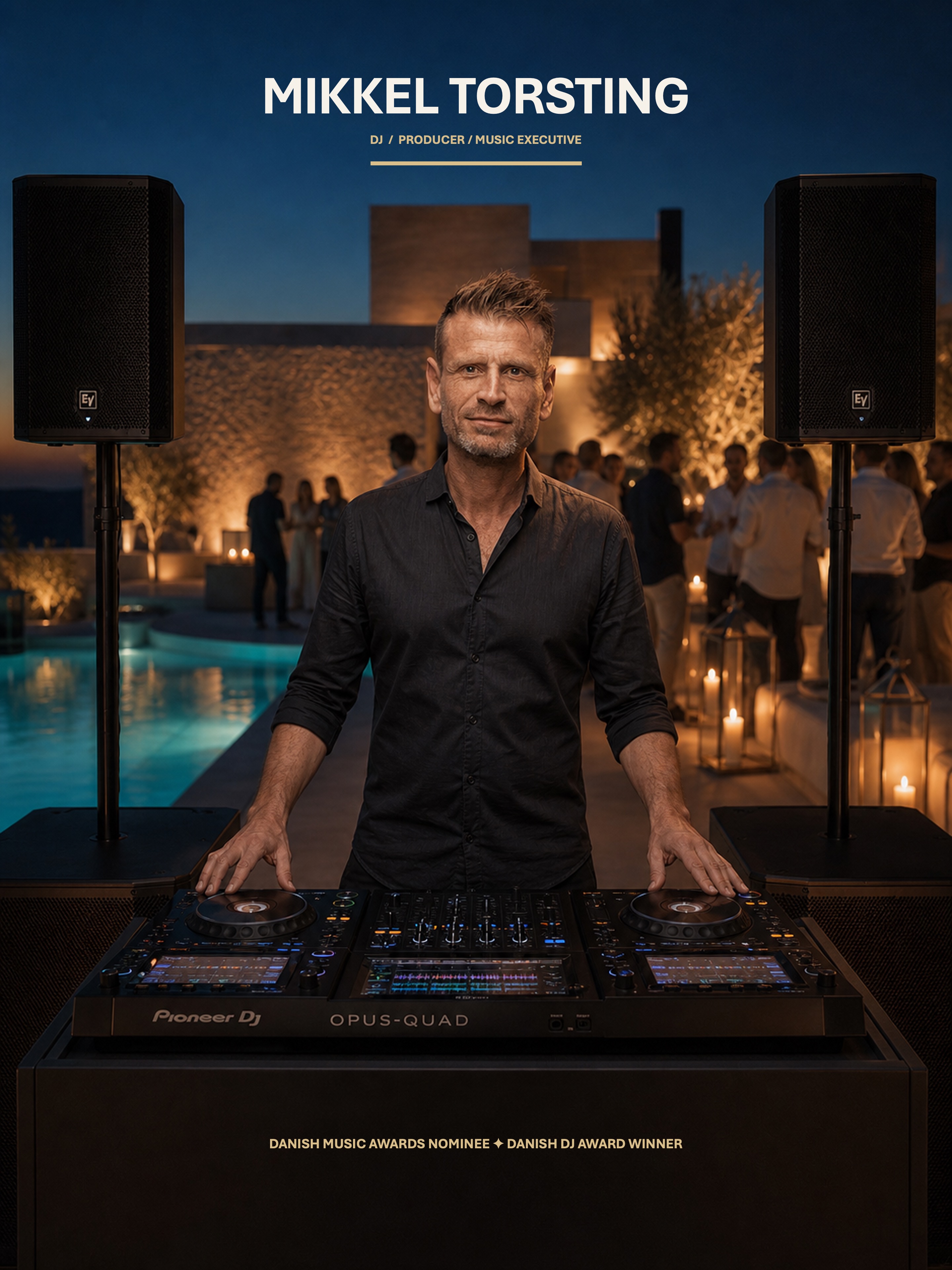 Mikkel Torsting ved sin DJ-pult, med pool, gæster og aftenlys omkring sig